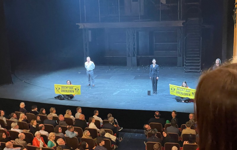 Activiștii pentru climă au intrat în teatrul vienez Burgtheater, în mijlocul piesei Faust de Goethe: „Pentru dreptul la supraviețuire!” | VIDEO