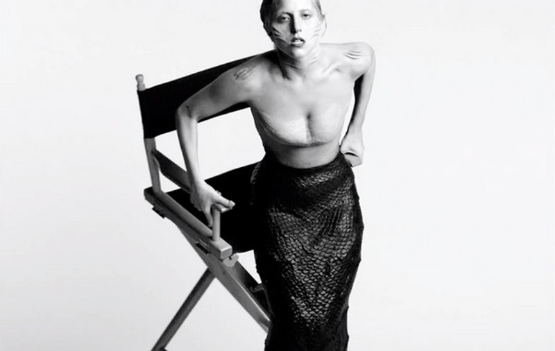Foto | Lady Gaga, sirenă cu branhii pe faţă şi mâini!