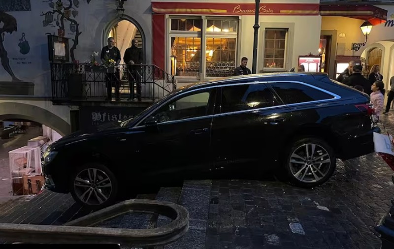 Un turist a rămas blocat cu mașina pe scările primăriei din Lucerna: „Își căuta apartamentul închiriat și era cu ochii pe GPS”