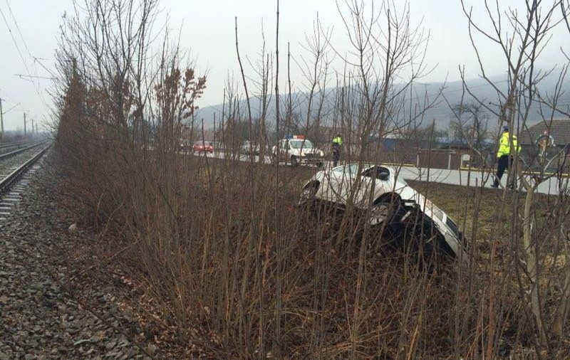 Accident spectaculos în Dej. Un șofer a sărit cu mașina pe câmp