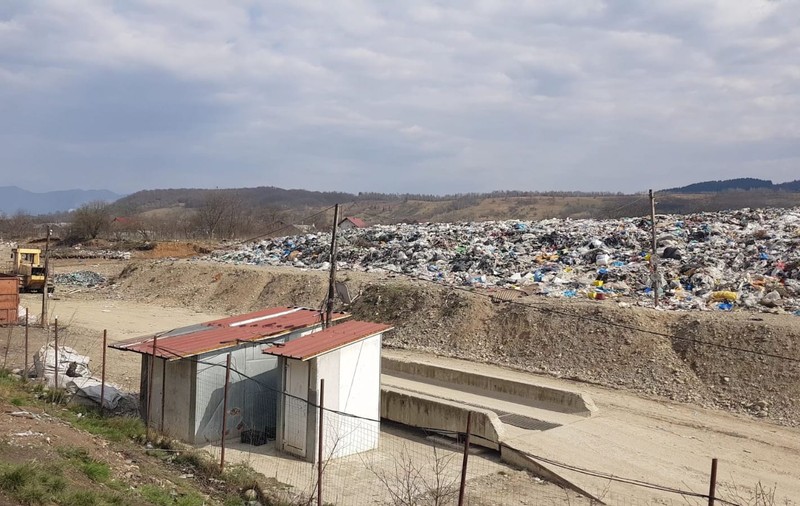 Apel disperat din Sighetu Marmaţiei: "Groapa de gunoi este la 50 de metri de case. Murim de miros". Reacţia autorităţilor: "Este stare de urgenţă"