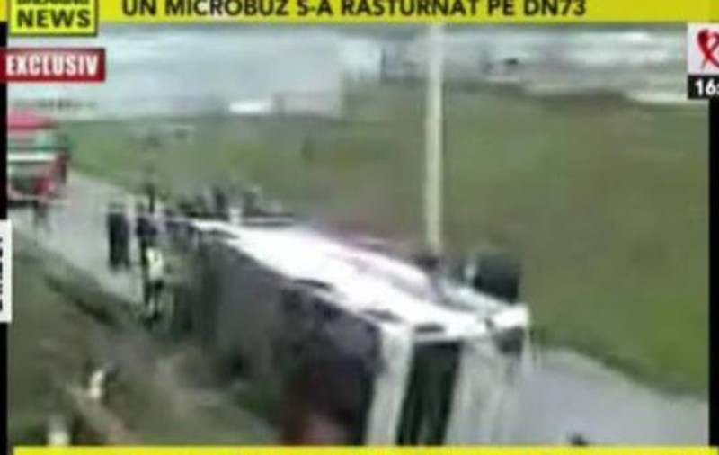 Un autobuz a căzut de pe o pasarelă. 32 de oameni au fost răniţi | VIDEO