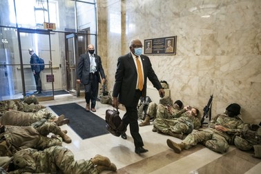 Un congresman republican trece pe lângă militarii Gărzii Naționale detașați în Congres FOTO: EPA