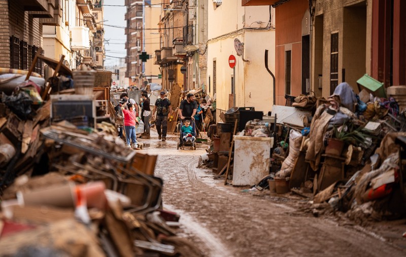 Oamenii din Valencia se simt abandonați de autorități după inundațiile provocate de furtuna DANA: „Strada era plină de mașini îngrămădite. Nu a venit nimeni" | VIDEO