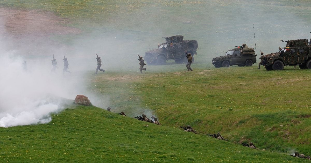 Trupe militare participă la exercițiul militar comun lituano-polonez „Brave Griffin 26/II” în apropiere de satul Akmenynu, districtul Alytus, Lituania, pe 6 mai 2026
