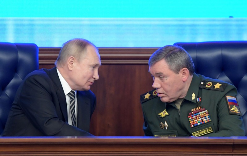 Vladimir Putin, alături de șeful Statului-Major General al Armatei, Valeri Gerasimov | Foto: EPA