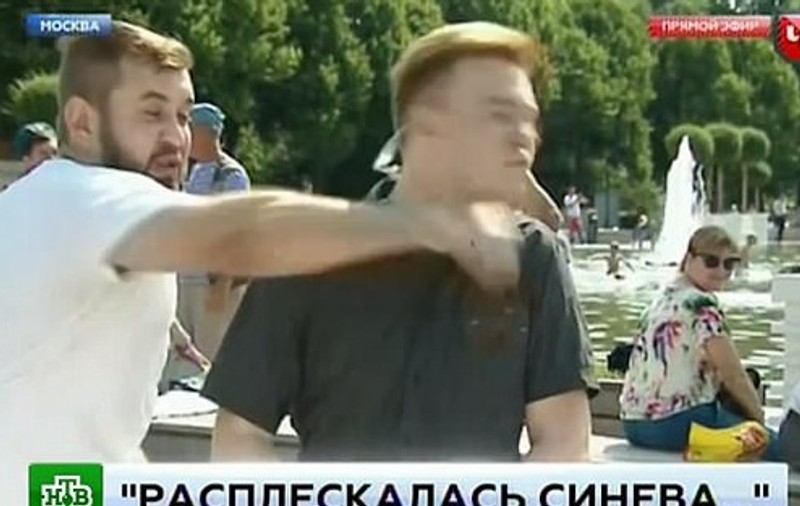 VIDEO | Un jurnalist rus a fost lovit cu pumnul, în timpul unei transmisiuni live