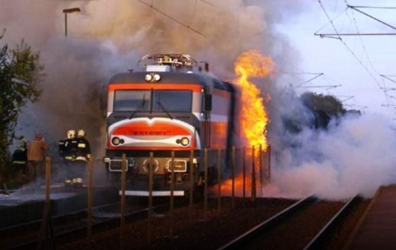 Două persoane au murit, după ce mașina lor a fost lovită de tren, la Miercurea Ciuc. Locomotiva a luat foc