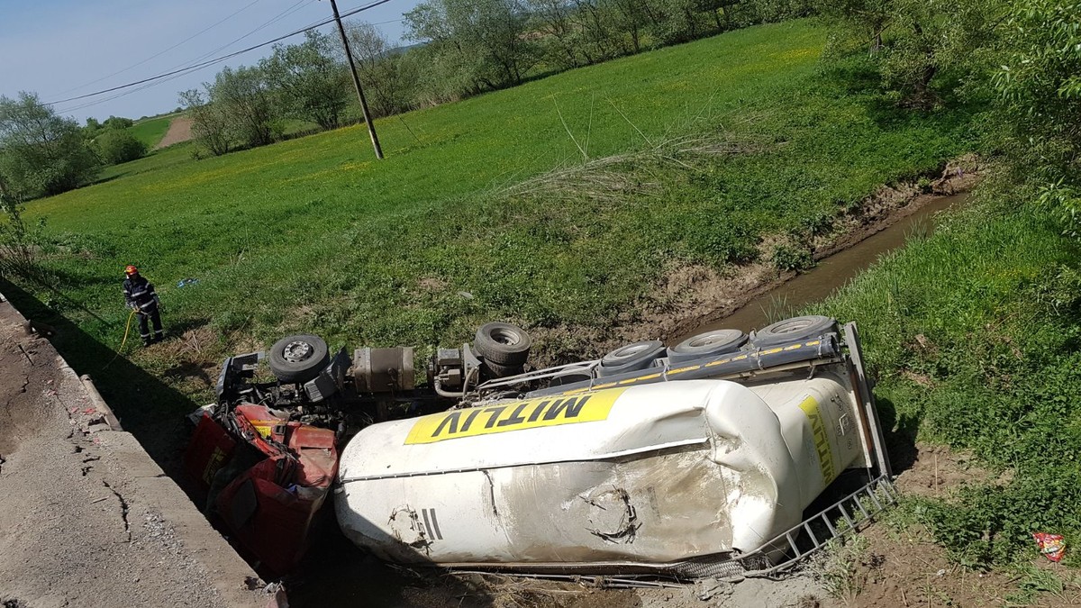Un TIR încărcat cu ciment s-a răsturnat într-un pârâu, în judeţul Braşov