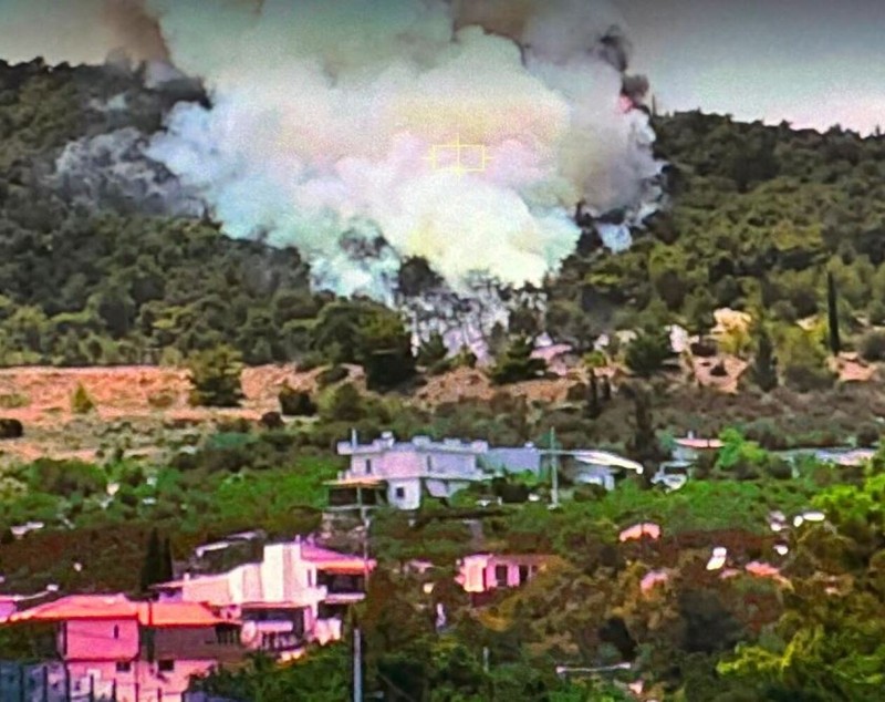 Nou incendiu de amploare în pădurile de lângă Atena. Intervin 100 de pompieri cu 25 de autospeciale și 16 aeronave de stingere