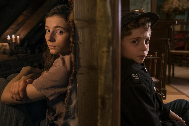 Elsa (Thomasin McKenzie) și Jojo (Roman Griffin Davis) / Foto: Fox Searchlight Pictures