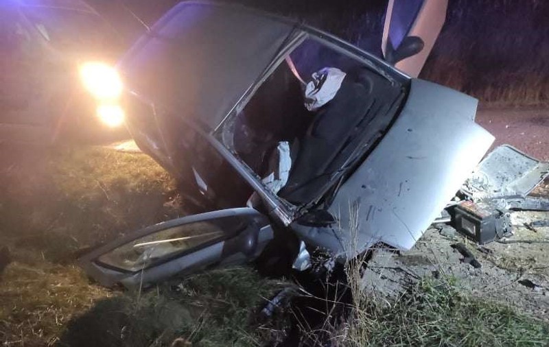 Doi tineri au murit, iar alți trei au fost răniți, după ce mașina în care se aflau s-a izbit într-un pod, la Botoșani