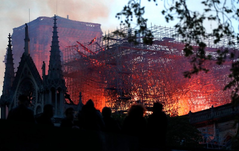 Reporterul Libertatea, martor la dezastrul de la Catedrala Notre-Dame: "Sunt lângă sute de oameni care privesc neputincioși flăcările"