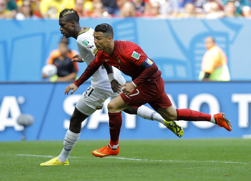Duel Cristiano Ronaldo - John Boye FOTO: EPA