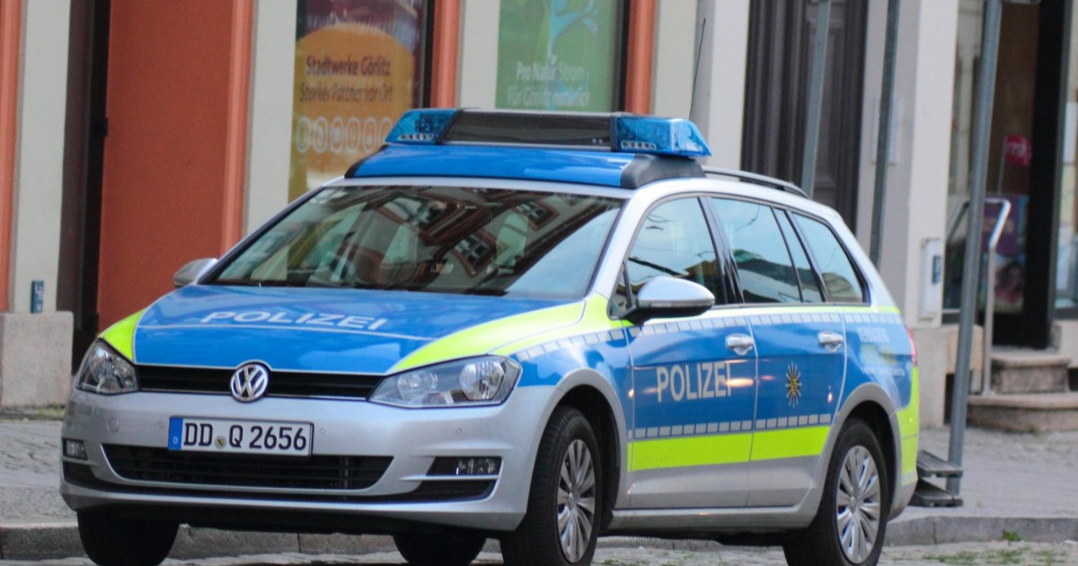 O mașină de poliție care este parcată