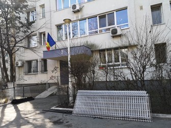 Urgenţa de primăvară în Sectorul 1: garduri cu marca Primăriei