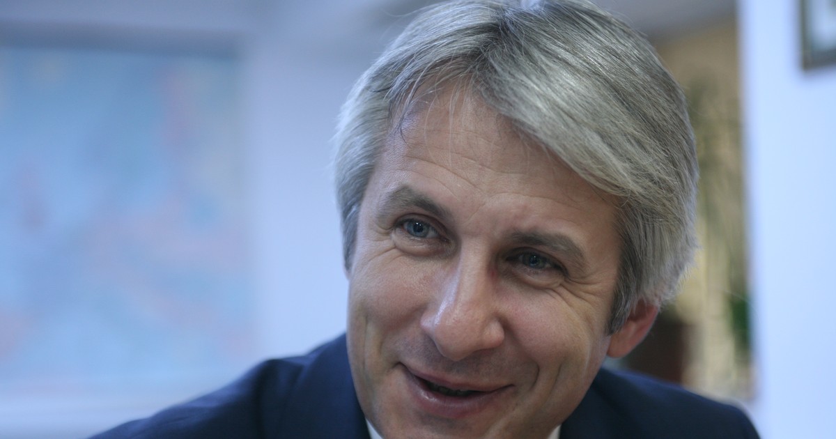 Eugen Teodorovici, despre impozitarea nunților. Eugen Teodorovici, la costum, zâmbind