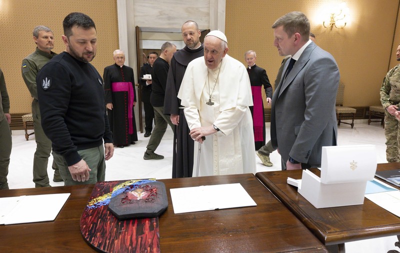 Zelenski, vizită la Vatican. I-a dăruit Papei Francisc o icoană pictată pe o vestă antiglonț