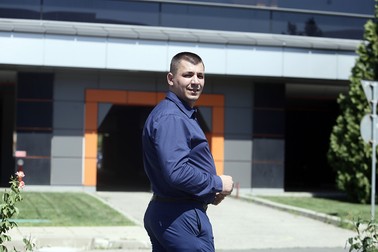 Cristian Opris în față redacției Libertatea