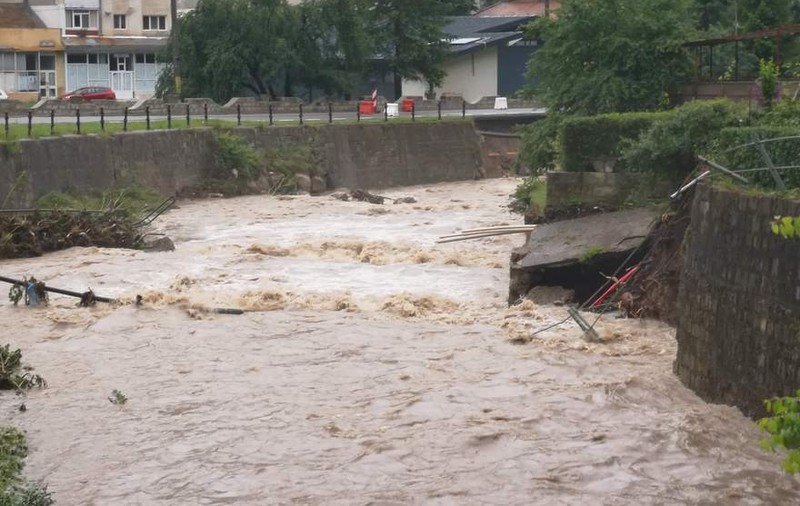 Inundații grave în mai multe județe din țară, după ploile torențiale. Sute de oameni sunt izolați din cauza viiturilor
