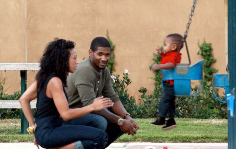 Usher divorţează după o căsnicie de doi ani şi doi copii