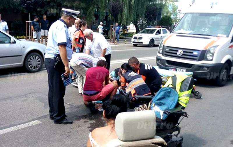 Un bărbat cu handicap care circula într-un căruț electric a fost accidentat în fața primăriei din Bârlad