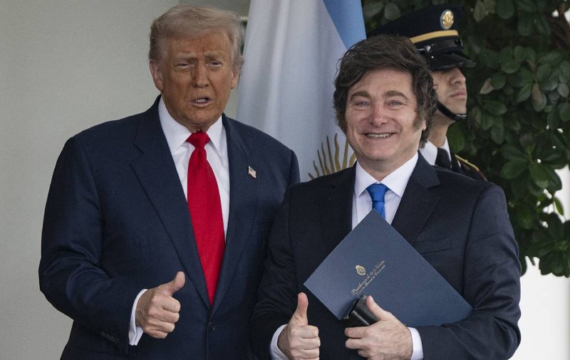 Datoria Argentinei a ajuns la sute de miliarde de dolari, dar Donald Trump se bucură de victoria lui Javier Milei