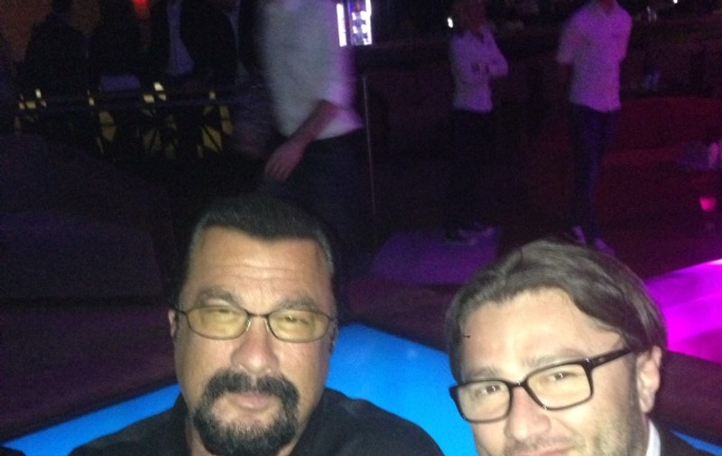 EXCLUSIV! Steven Seagal şi-a adus SOŢIA ASIATICĂ ÎN ROMÂNIA! Uite cum se poartă cu ea! FOTO
