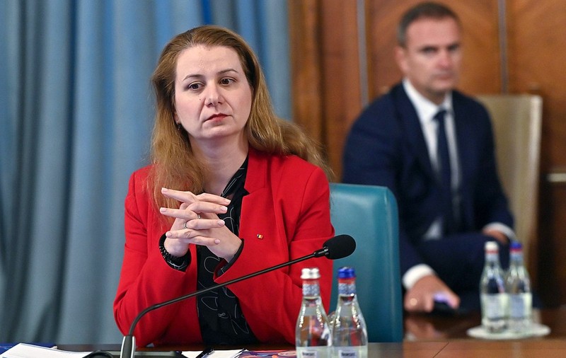 Ligia Deca: Nu se mai poate renunţa unilateral la titlul de doctor. Tezele de doctorat vor fi publice