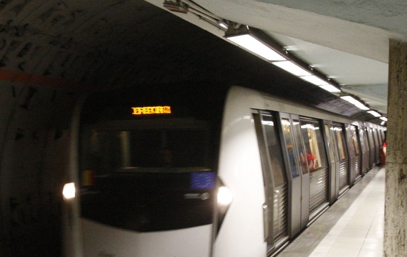 UPDATE | PANICĂ LA METROUL din Bucureşti: O FEMEIE A CĂZUT pe ŞINE în această dimineaţă