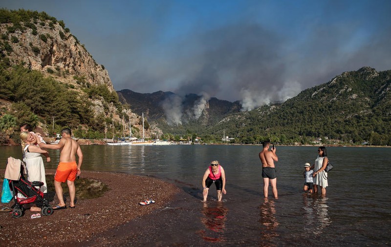Turiști evacuați cu bărci și iahturi din stațiunile turce. „Cum a apărut acest foc atât de repede, în cinci minute?”