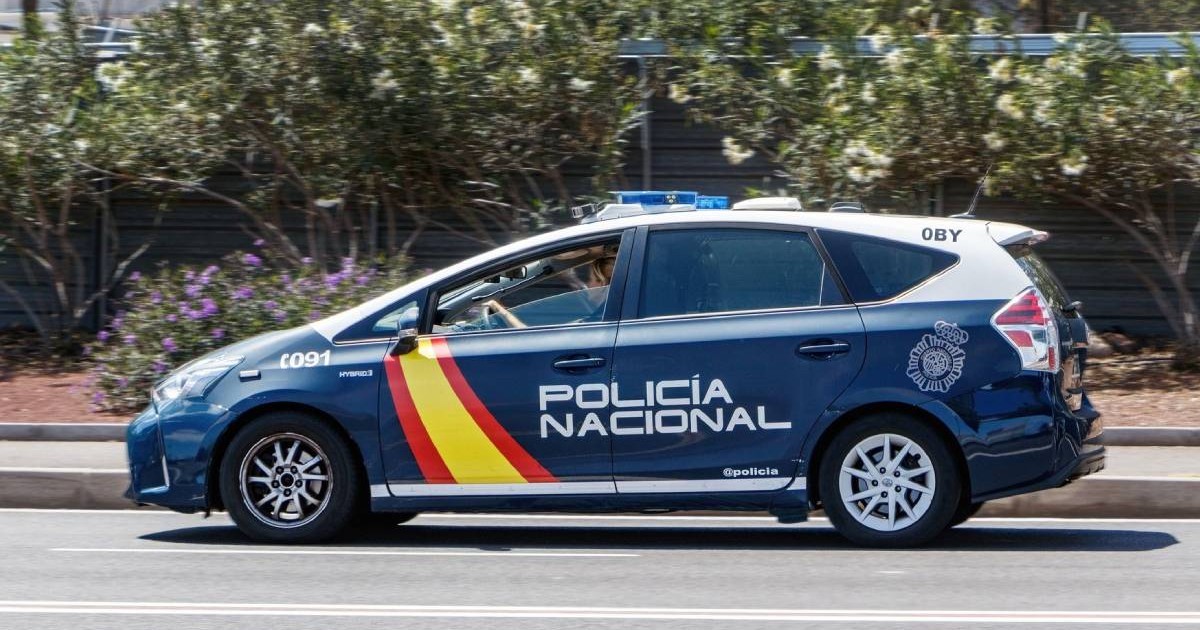 O mașină de poliție din Spania în timpul unei acțiuni, autoturismul se deplasează spre urgență cu sirenele aprinse