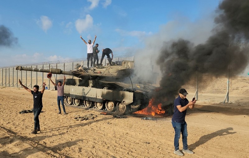 Hamas a anunțat că are ostatici peste 130 de oameni, inclusiv militari de rang înalt israelieni