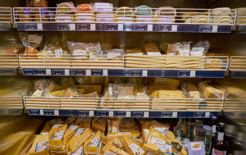 Un bărbat mergea în supermarketuri și mânca doar vârfurile de la bucățile scumpe de brânză, în Italia
