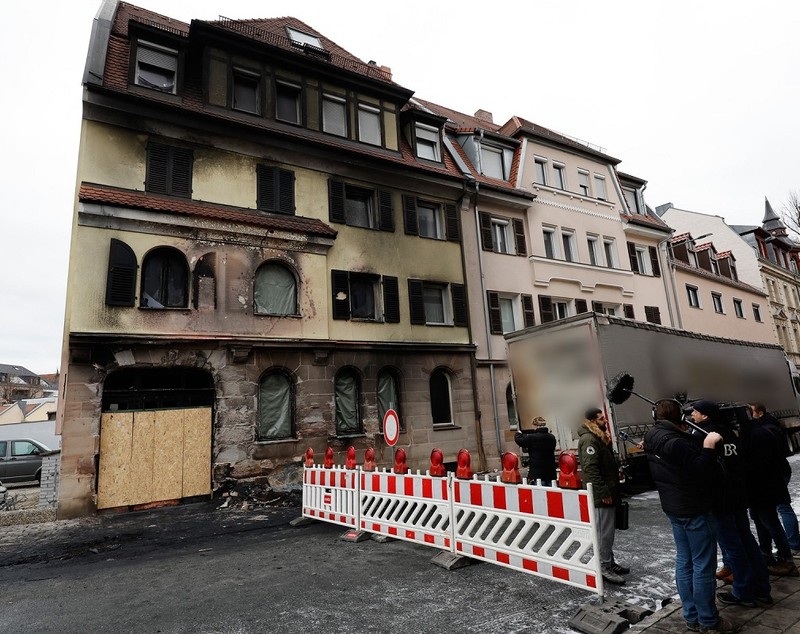 VIDEO | Un șofer de TIR a distrus 34 de mașini, a incendiat o casă și a rănit trei oameni, în centrul unui oraș german: „Parcă a căzut o bombă”