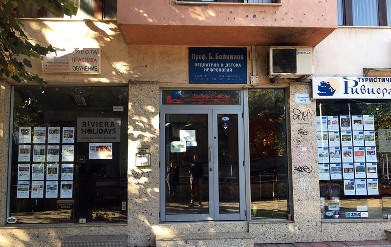Investigație internațională. Pentru mii de tineri, joburile de vară “cu gust de vacanță” se transformă într-un coșmar în hoteluri grecești de lux (I)