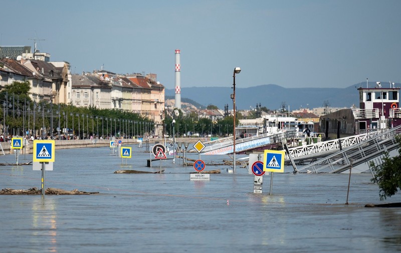 Ungaria se teme de „revărsarea deceniului”: „Viețile a 60.000 de oameni depind de o barieră din nisip” | VIDEO