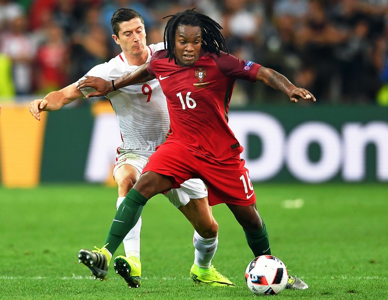 Portughezul Renato Sanches (în roșu), în timpul sfertului e finală cu Polonia de la Euro 2016. (FOTO: EPA)