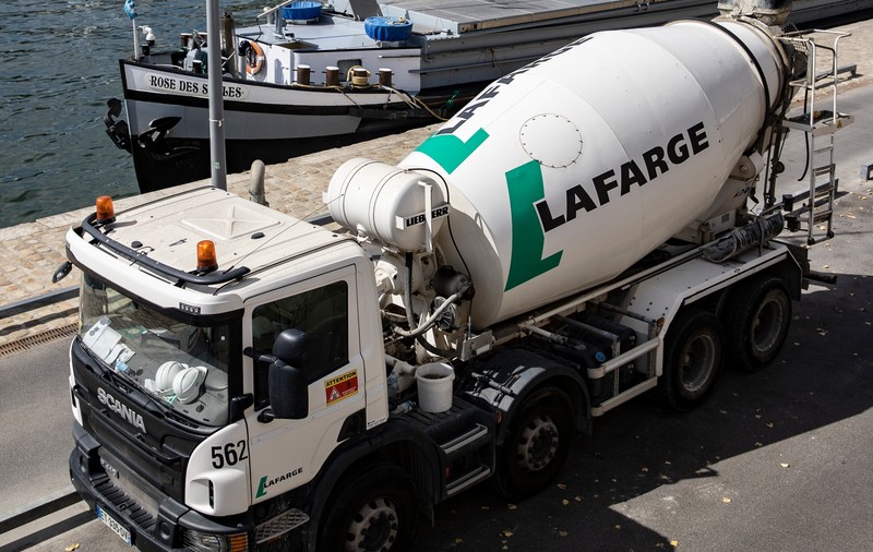 Ca să-și păstreze profitul în Siria, producătorul de ciment francez Lafarge a dat mită către ISIS chiar când teroriștii executau oameni