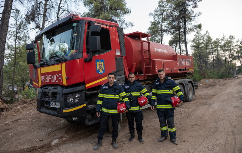 DSU: Pompierii români continuă intervenţia pe Insula Evia din Grecia cu 8 autospeciale şi o dronă