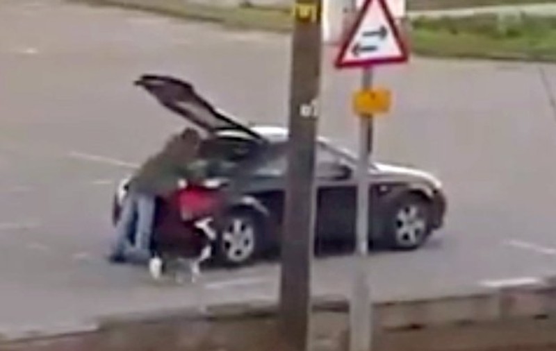 Trăiește din cerșit de ani de zile, dar mașină sport de peste 60.000 euro!VIDEO