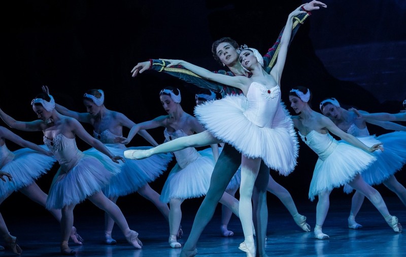 Balerina Ganna Muromtseva, în premieră la București, în „Lacul lebedelor”, la Sala Palatului