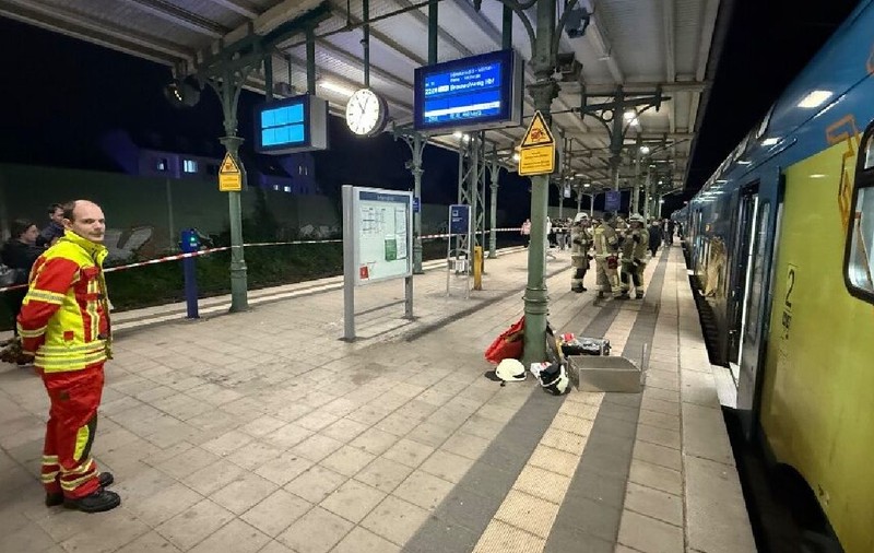 Tren evacuat după ce un pasager a scăpat căștile și și-a blocat mâna sub scaun când încerca să le găsească. Bărbatul, salvat de 11 pompieri