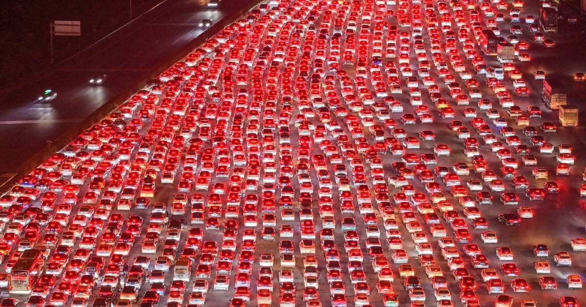 autostrada Beijing–Hong Kong–Macao, blocată, având cele 50 de benzi pline de mașii bara la bara, China, 9 octombrie 2025