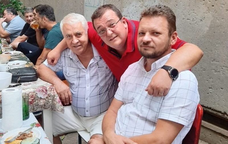 VIDEO | Petrecere cu băutură și manele într-o curte a STB. Nici urmă de măsuri sanitare
