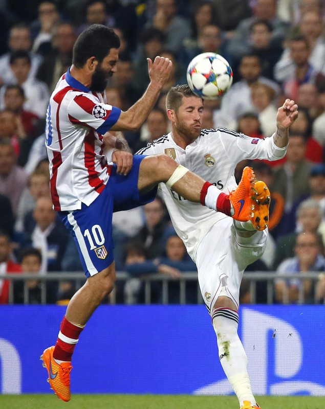 Imaginea suferinței pe ”Santiago Bernabeu”! Jose Maria Gimenez și-a ascuns fața în tricou, după ce Real a eliminat-o pe Atletico în sferturile de finală ale Ligii Campionilor / GALERIE FOTO