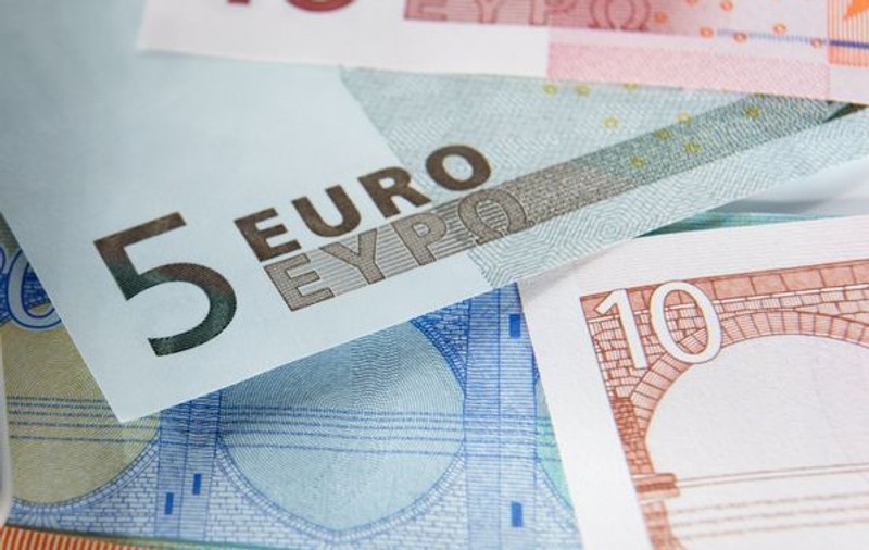 Un milionar din Hong Kong va da 50 de milioane de euro bărbatului care va reuşi să o seducă pe fiica lui lesbiană