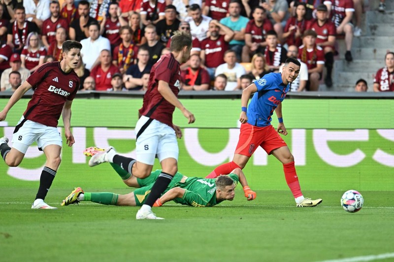 Martin Vitík, Adrian Gheorghe Șut si Peter Vindahl in meciul dintre Sparta Praga si FCSB, contand pentru Preliminariile Ligii Campionilor, desfasurat pe Stadionul Letna din Praga, marti 6 august 2024. © FOTO:Razvan Pasarica/SPORT PICTURES