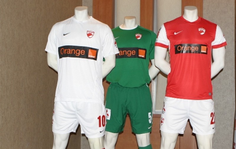Foto / ”Tunarii” din ”Groapă”! Dinamo va juca într-un echipament similar cu cel al lui Arsenal 