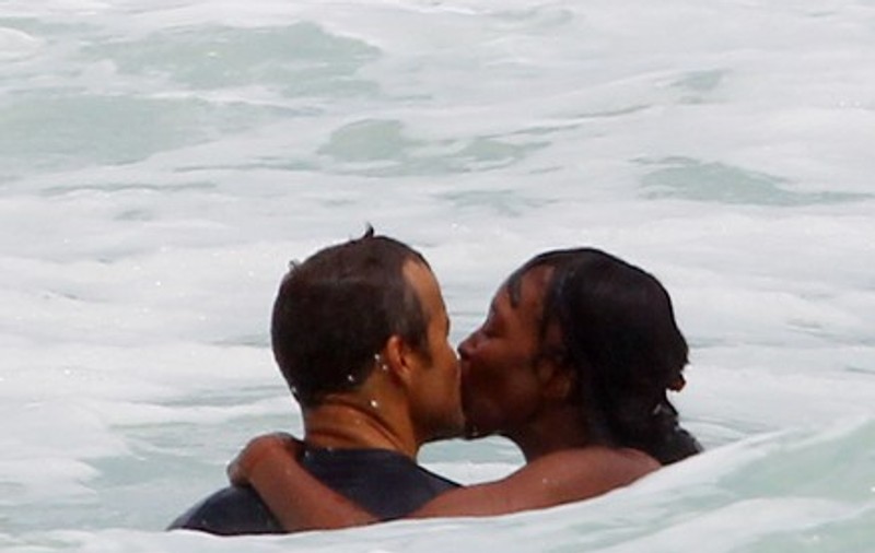 Naomi Campbell se iubeşte în ocean cu Vladislav Doronin | FOTO